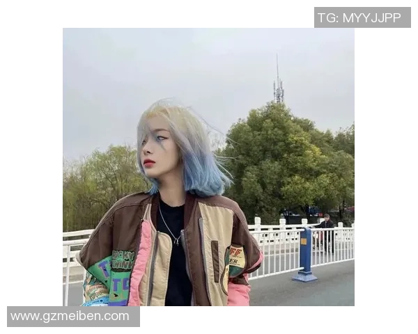 五彩斑斓的发色与足球明星的风采交织展现个性魅力